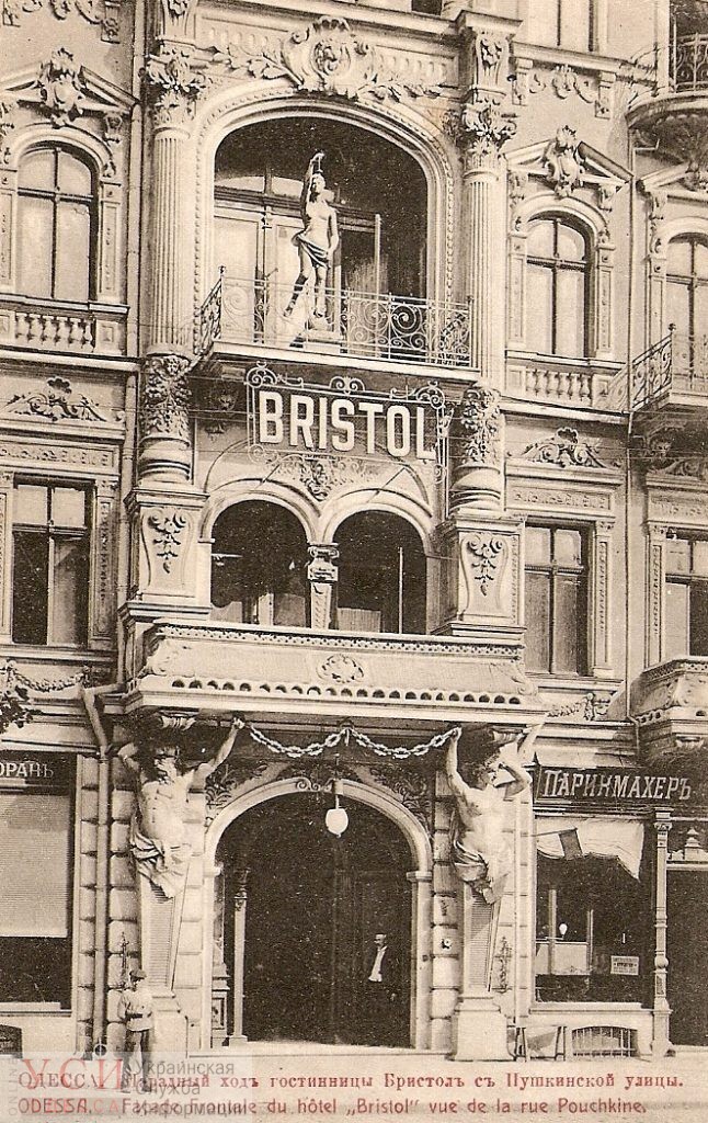 Парадный вход в гостиницу